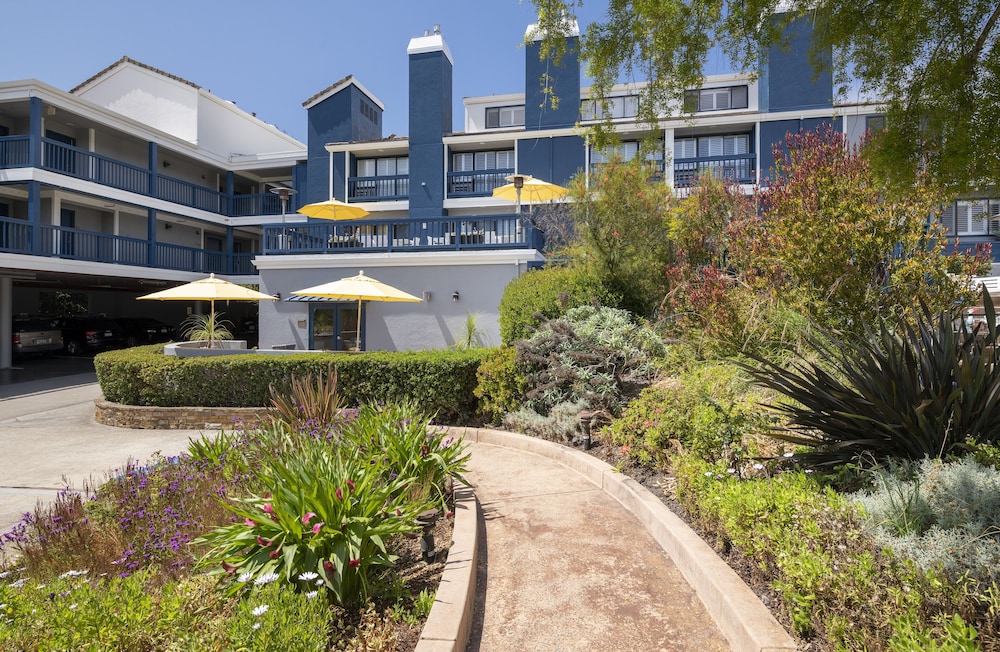 Mariposa Inn & Suites - photo 12