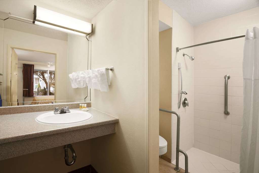 Days Inn by Wyndham WestEnd Alexandria VA Washington DC Area - photo 10