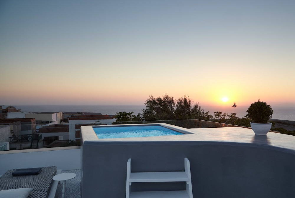 The Arches - carbon neutral hotel in Oia