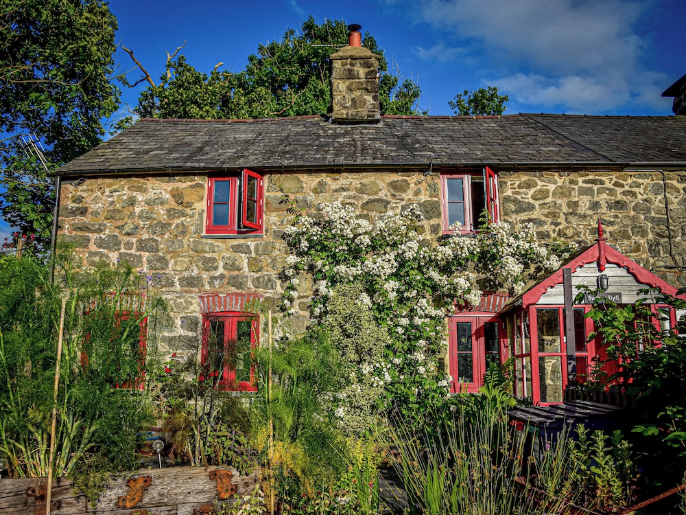 Bwthyn Dyfi - carbon neutral hotel in Machynlleth
