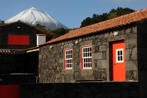 Casas das Portas do Mar e das Portas do Sol — 4-Star Luxury Hotel in Sao Roque Do Pico, Portugal