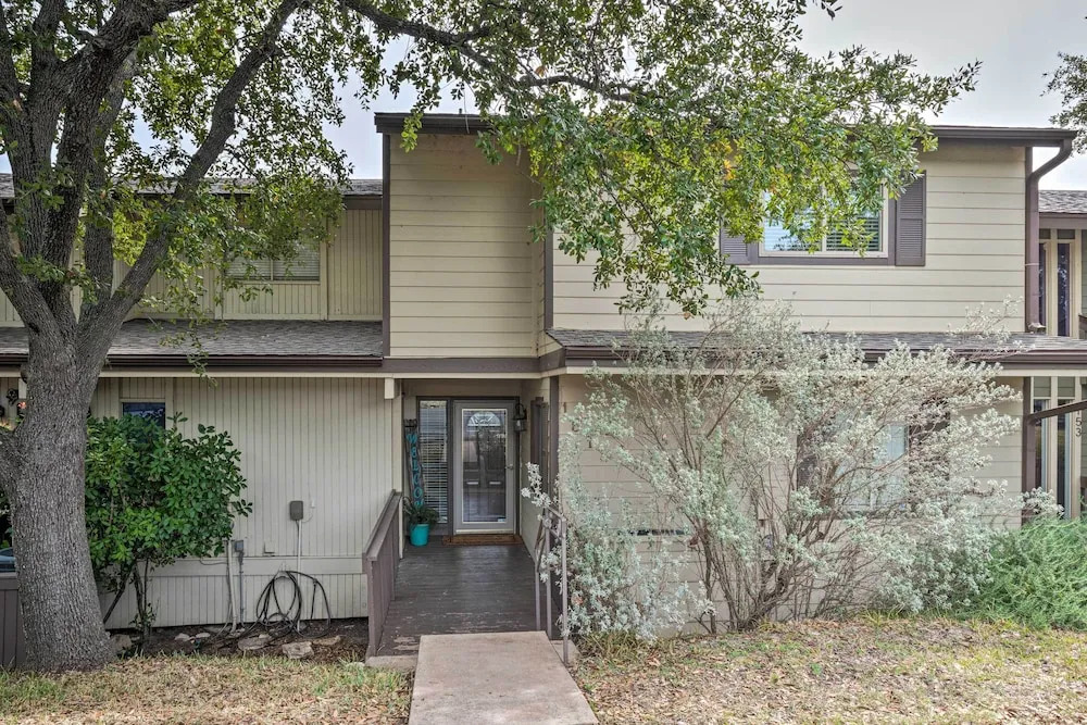 Lakefront Resort Living Pool Golf Tennis and More — hotel in Leander