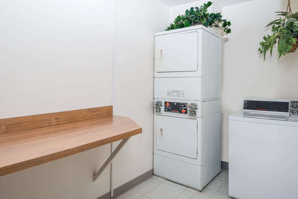 Super 8 by Wyndham Lincoln West - photo 12
