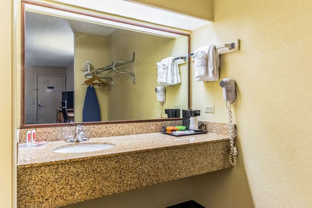 Econo Lodge Whiteville - photo 16