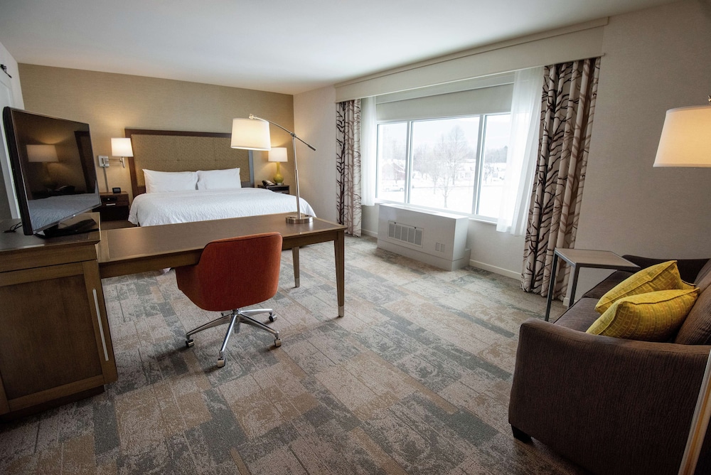 Hampton Inn and Suites Manchester - photo 12