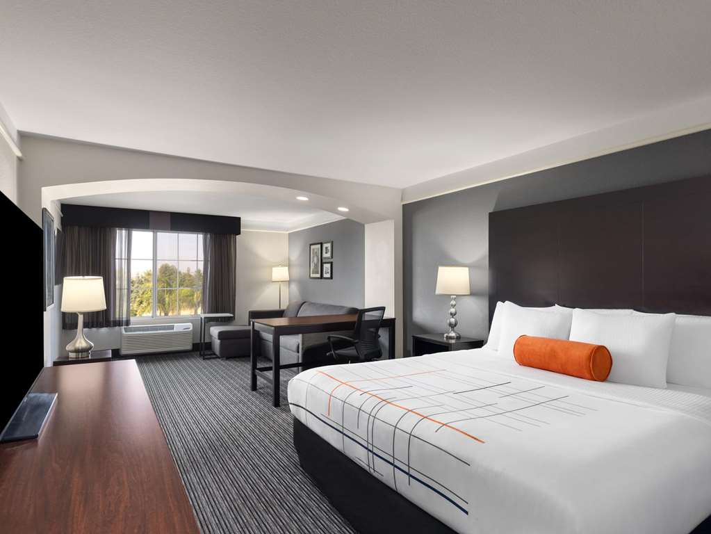 La Quinta Inn & Suites by Wyndham Santa Clarita Valencia - photo 12