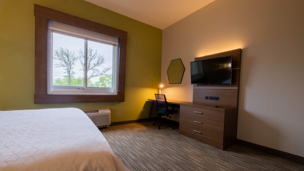 Holiday Inn Express Hotel and Suites Mankato East by IHG - photo 32