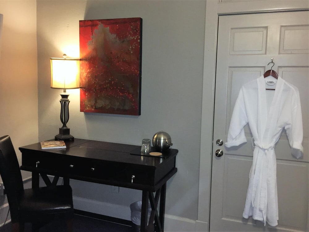 The Loft on the Square Guest Suites - photo 13