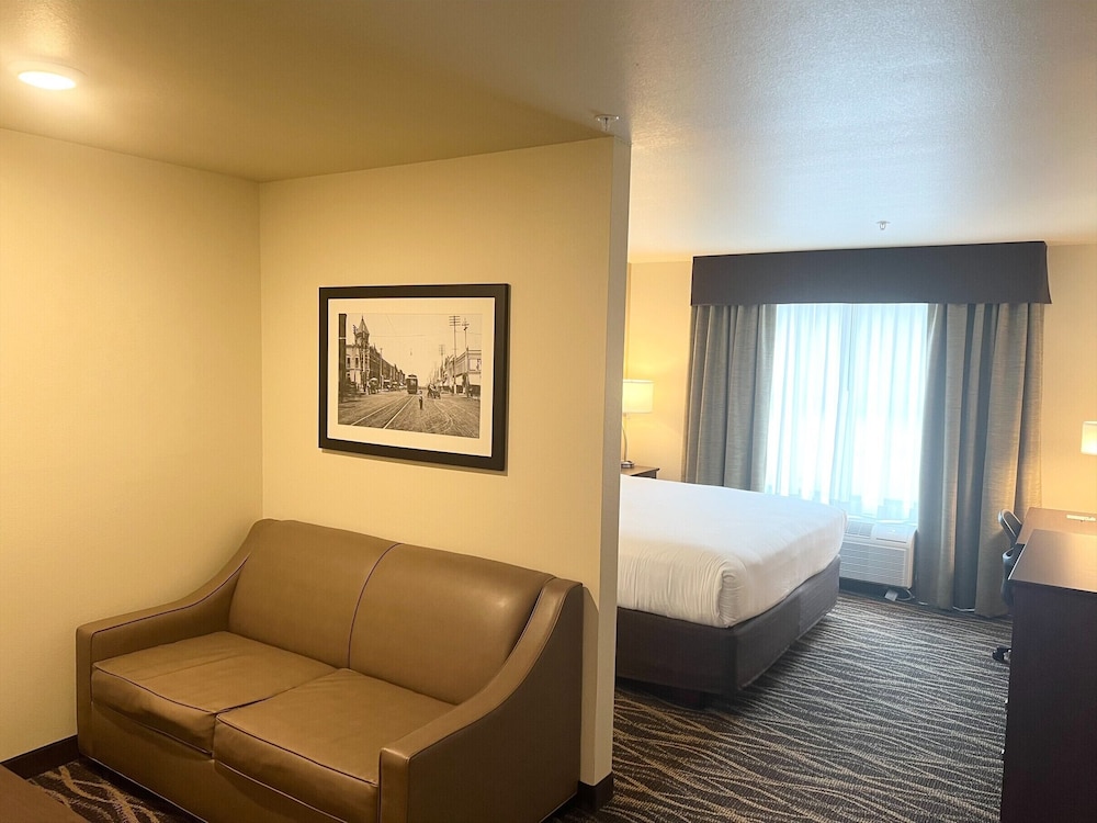 Cobblestone Hotel & Suites Two Rivers - photo 9