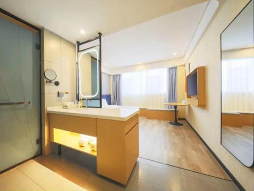 LanOu Hotel Linyi Railway Station National Fitness Center — 4-Star Luxury Hotel in Linyi, People's Republic of China