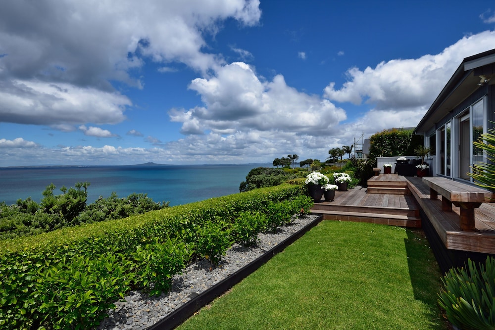 Coastal Home with Admire Lovely Sea View — 4-Star Luxury Hotel in Auckland, New Zealand