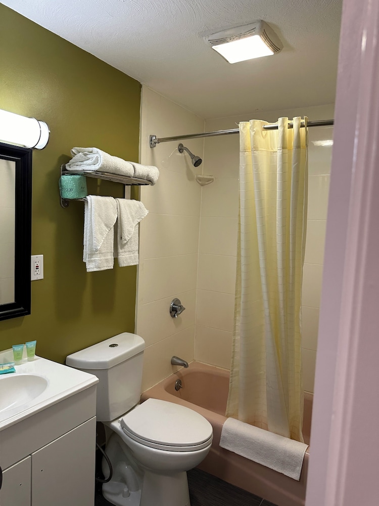 Wickford Motor Inn - photo 18