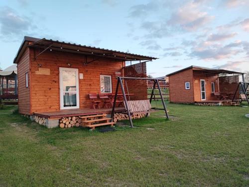 Siedlisko nr 4E i 4F nad jeziorem Skarlińskim jezioro mazury domki letniskowe bania — hotel in Kurzetnik