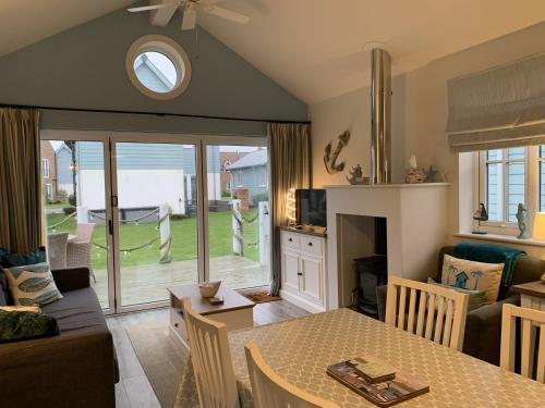 Rosies The Bay 2 bedrooms with ensuites parking for 2 cars 2 dogs welcome