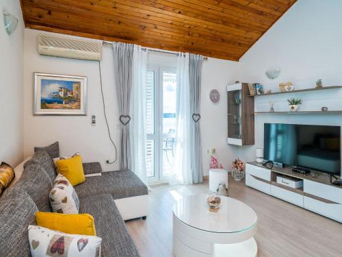 Indy's Beach Apartments Two Bedroom Apartment with Balcony and Sea View
