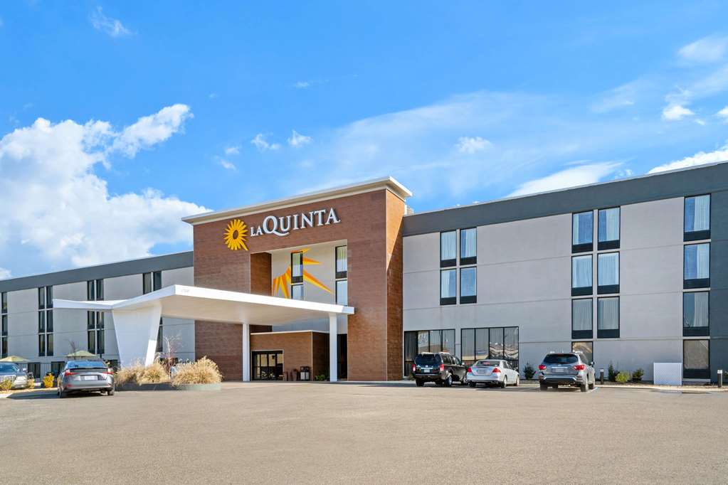 La Quinta Inn & Suites by Wyndham Columbus MS - photo 5