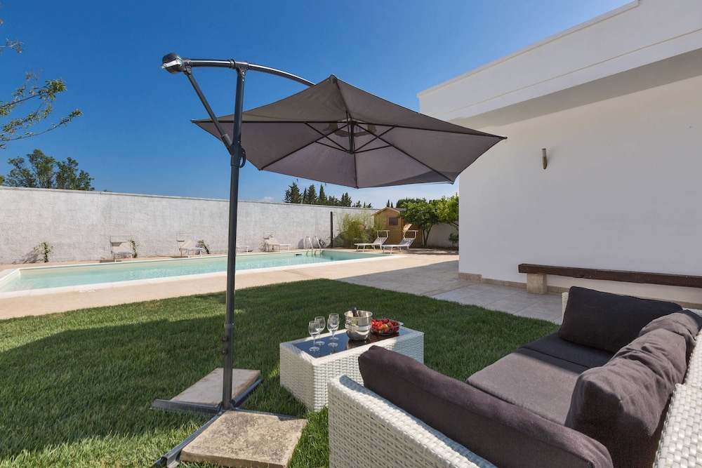 Villa Chiaraluna — 4-Star Luxury Hotel in Novoli, Italy