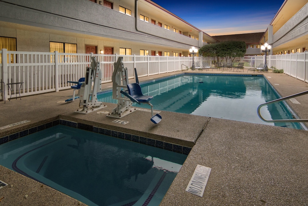 Red Roof Inn & Suites Irving DFW Airport South - photo 28