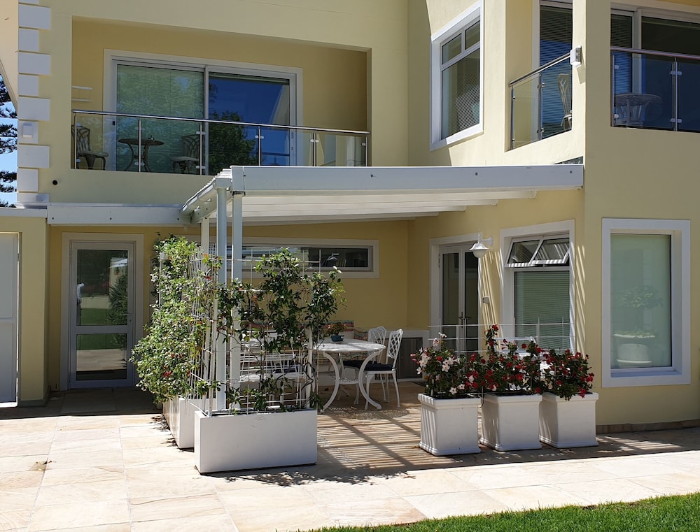 Superior 4 star apartment Graded by Aa and Tgcsa Close to Constantia Wineroute