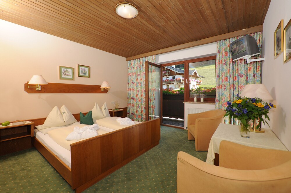 Hotel Neubergerhof — 4-Star Luxury Hotel in Filzmoos, Austria