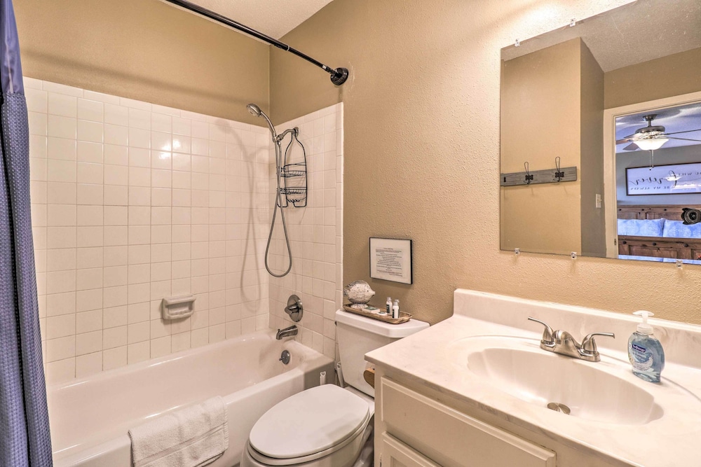 Lakefront Home with Point Venture Golf Access — 4-Star Luxury Hotel in Leander, United States