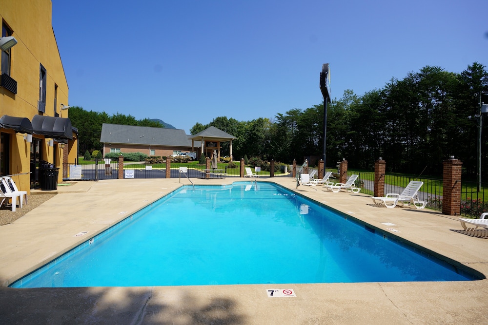 Columbus Inn and Suites - photo 21