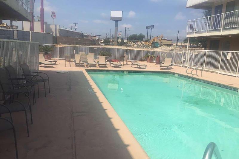 Travelodge by Wyndham San Antonio Lackland AFB - photo 10