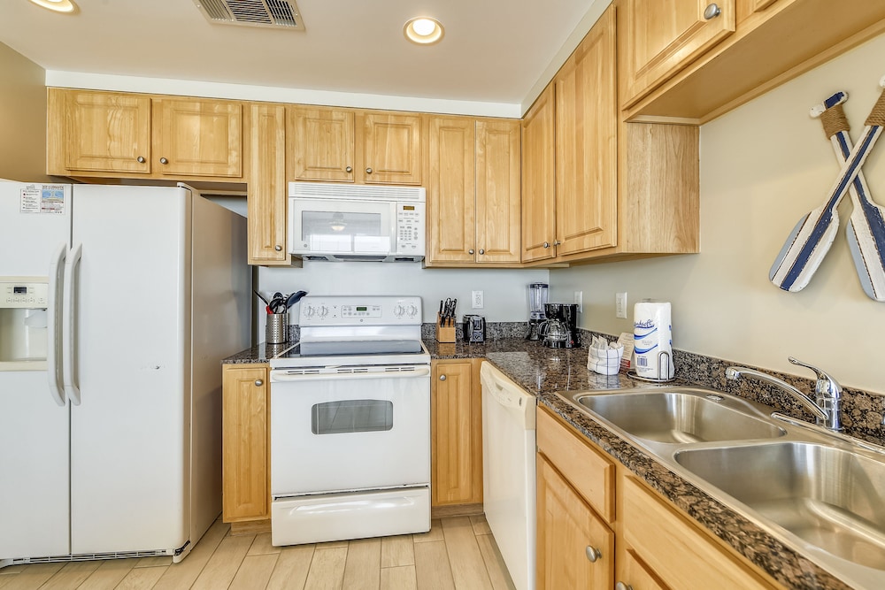Splash Beach Resort by Book That Condo - photo 40