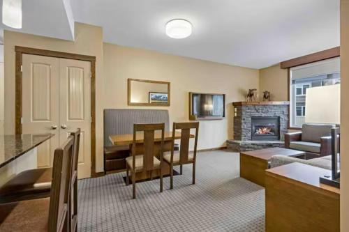 Falcon Crest Lodge 1 BR Condo With Gym & Hot Tubs & Mountain View — 4-Star Luxury Hotel in Canmore, Canada