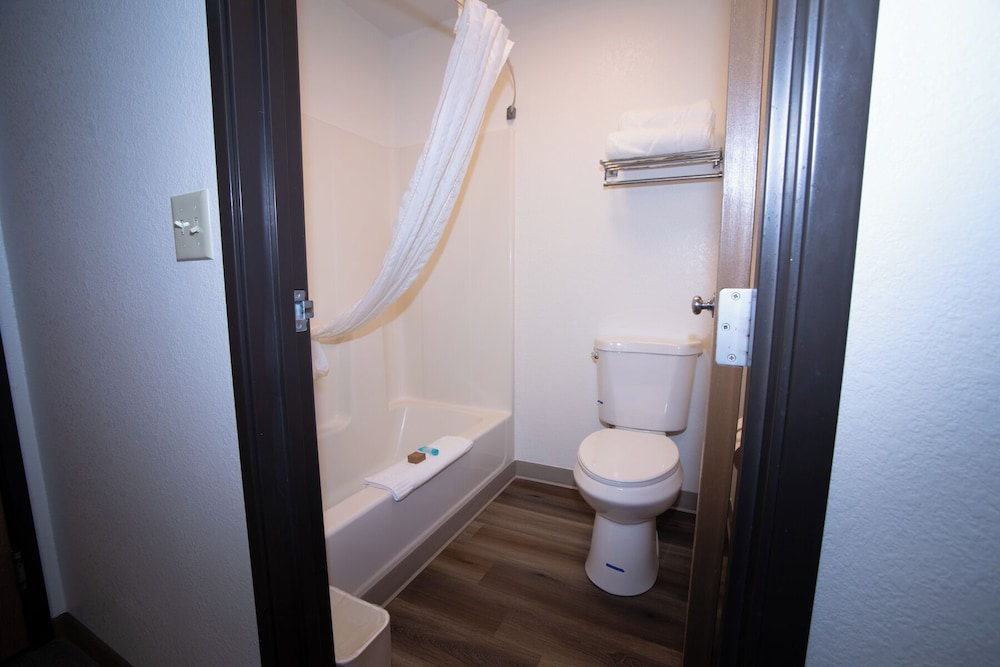 Alliance Hotel & Suites a Howard Johnson by Wyndham - photo 20