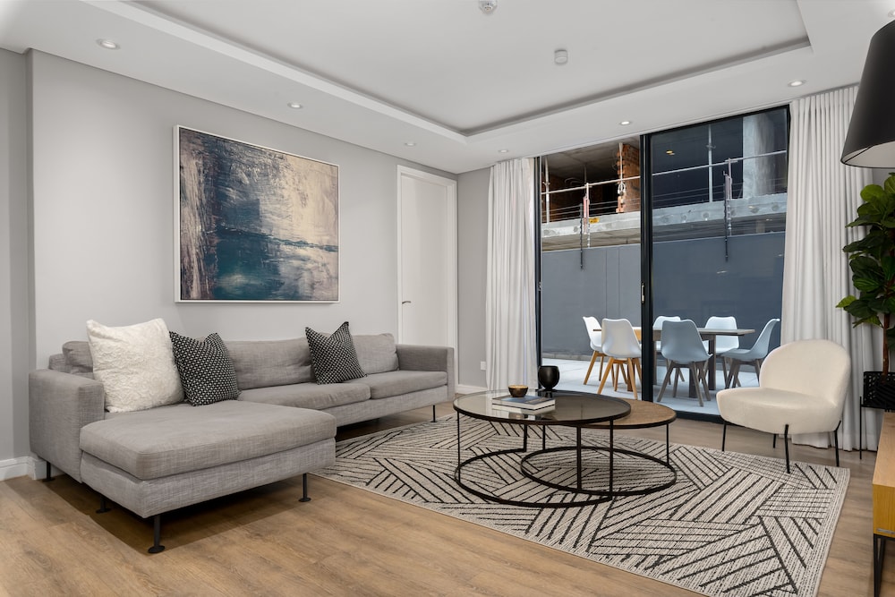 Warwick 108 — 4-Star Luxury Hotel in Cape Town, South Africa