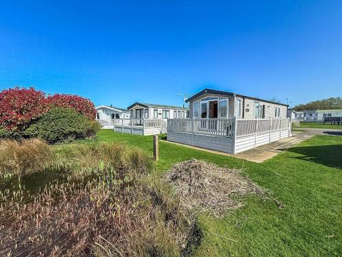 Stunning Caravan With Decking Nearby Hunstanton Beach Ref 23232K in Hunstanton, United Kingdom