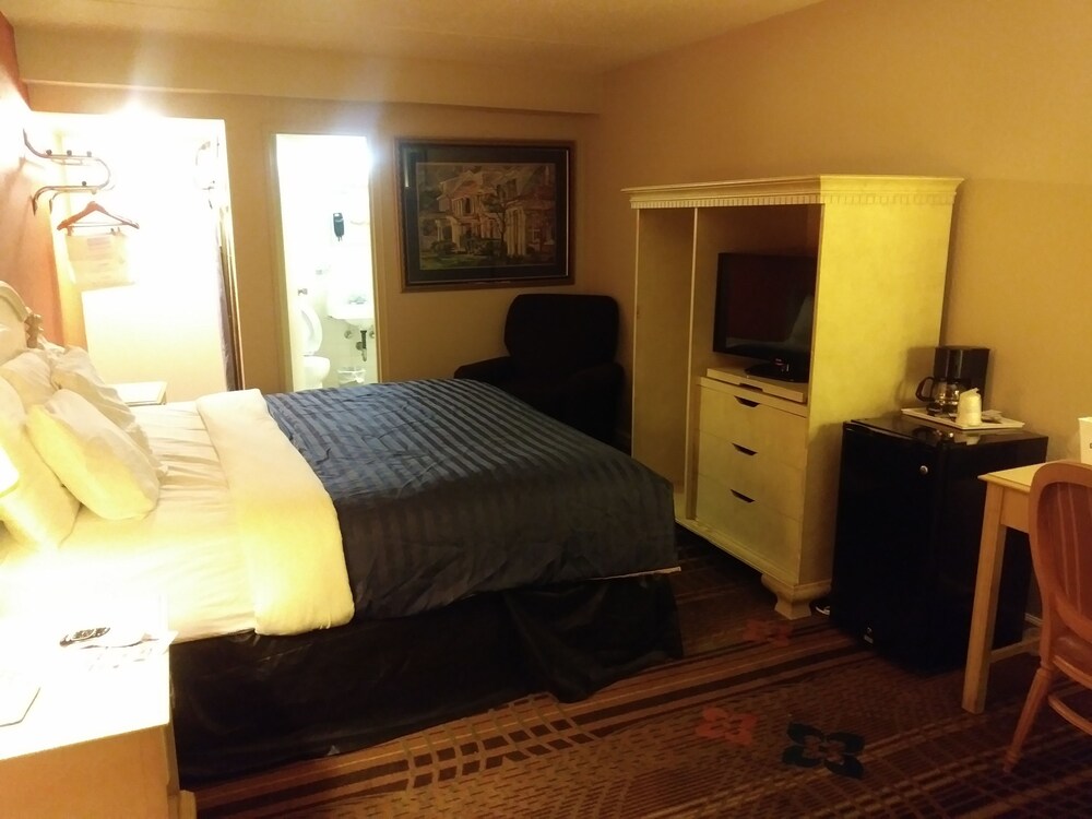 Days Inn by Wyndham Hot Springs - photo 3