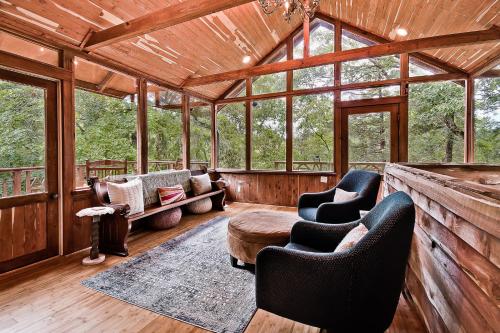 7 min to downtown Eureka Nature Retreat Fire Pit in Eureka Springs, United States