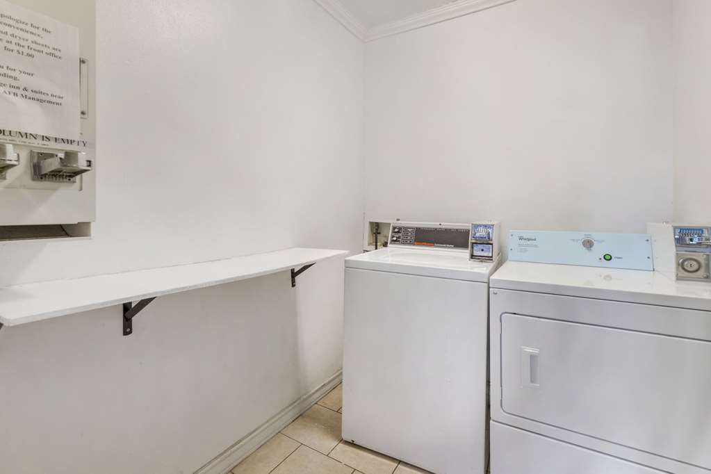 Econo Lodge Inn & Suites Near Lackland AFB - photo 35