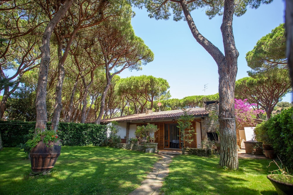 Beautiful Villa Ancora 200 Meters From the Sea villa Ancora — 4-Star Luxury Hotel in Castiglione Della Pescaia, Italy