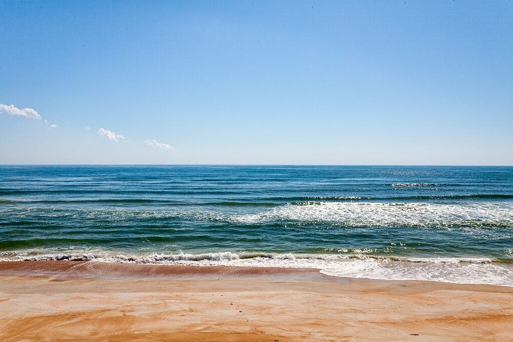 Coastal Charm 2 Bedrooms Ocean Front Sleeps 6 - photo 18