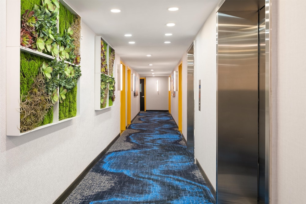 GLō Best Western Bronx NYC - photo 25
