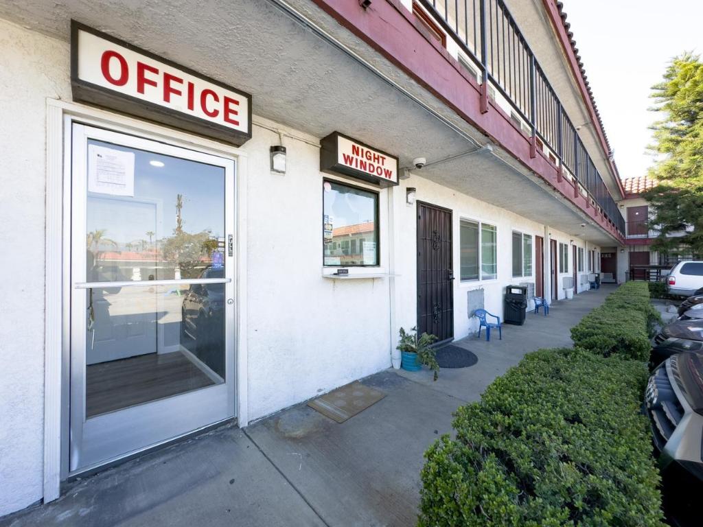 Courtesy Inn And Suites - photo 6