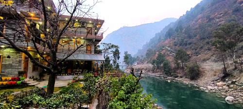 Tirthan Grand Riverside in Banjar, India