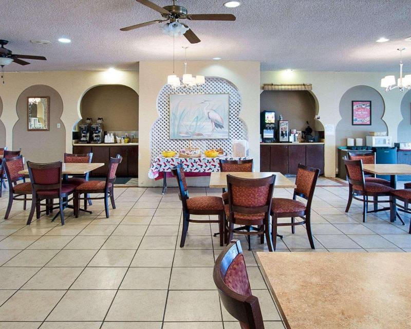 Econo Lodge San Angelo - photo 18
