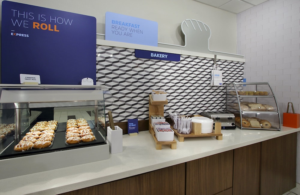 Holiday Inn Express & Suites Columbus North by IHG - photo 34
