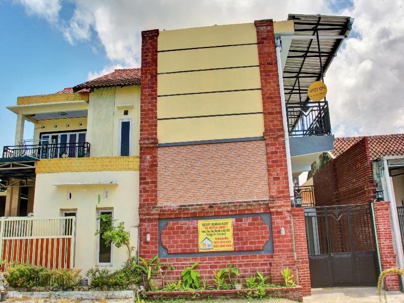 Spot On 90537 De Wisma Emas in Banyuwangi, Indonesia