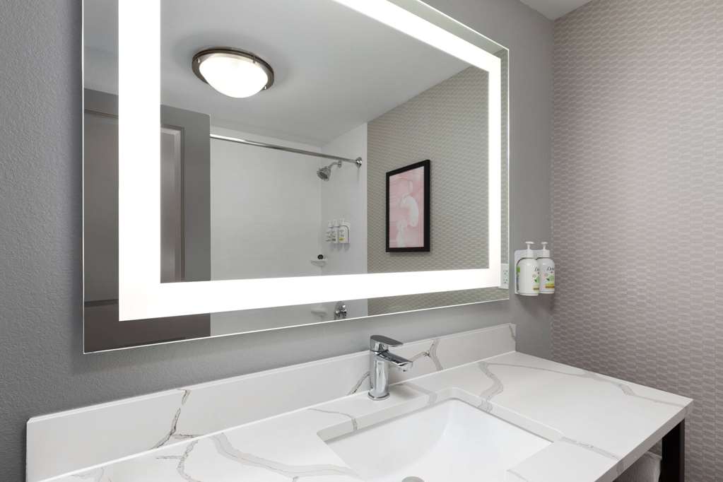 La Quinta Inn & Suites by Wyndham Knoxville Papermill - photo 28