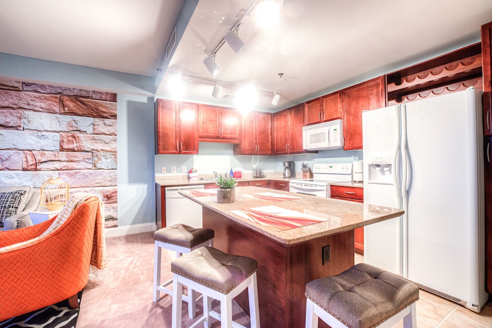 Laketown Wharf Resort by Aneliya's Rentals - photo 334
