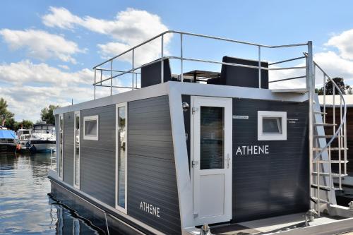 Cosy floating boatlodge Athene in Maastricht, Netherlands