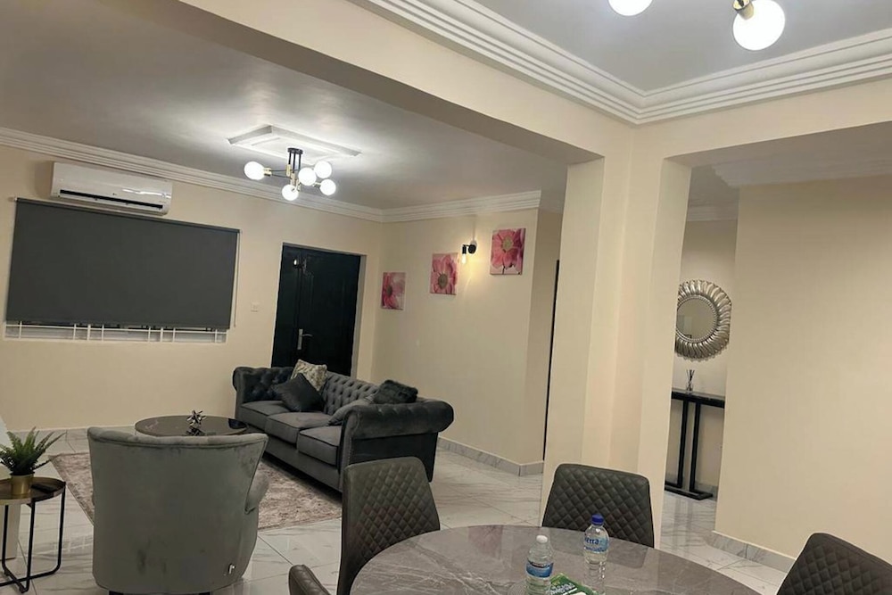 3 Bed Apartment Sleeps 6 EnSuites Parking Wifi — 4-Star Luxury Hotel in Freetown, Sierra Leone