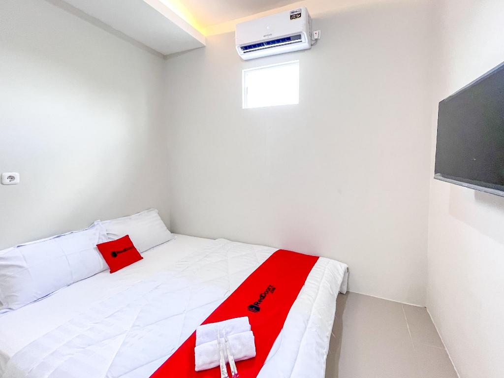 RedDoorz Syariah near Alun Alun Tanjunganom Nganjuk in Kediri, Indonesia