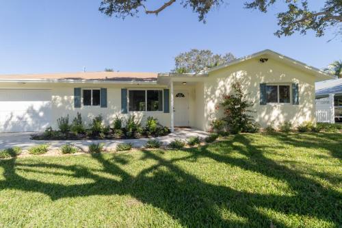 New Riverside Retreat With Pool — Jupiter