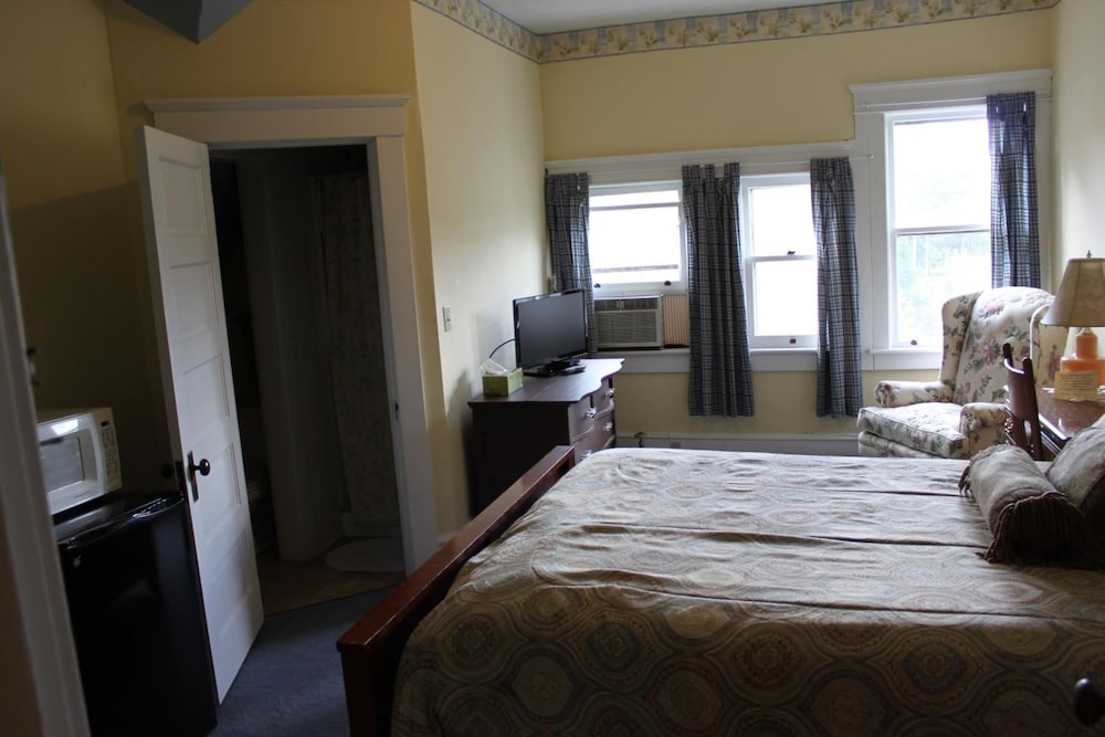 Victorian Charm Inn - photo 38